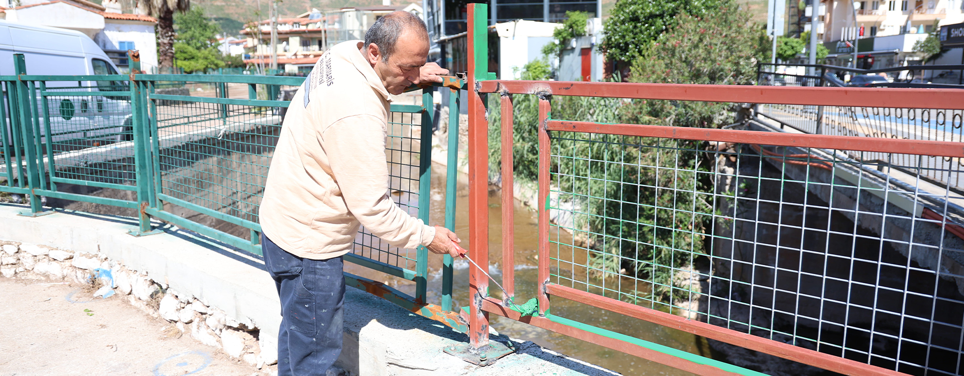 İÇMELER'DE KORKULUKLAR YENİLENİYOR