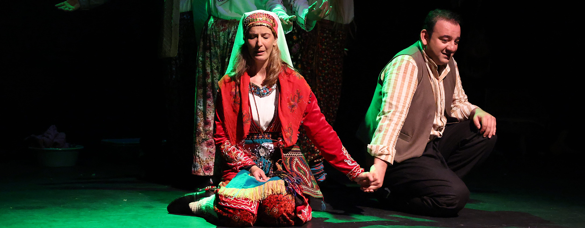 SAHNEDE EMEK, SALONDA ALKIŞ