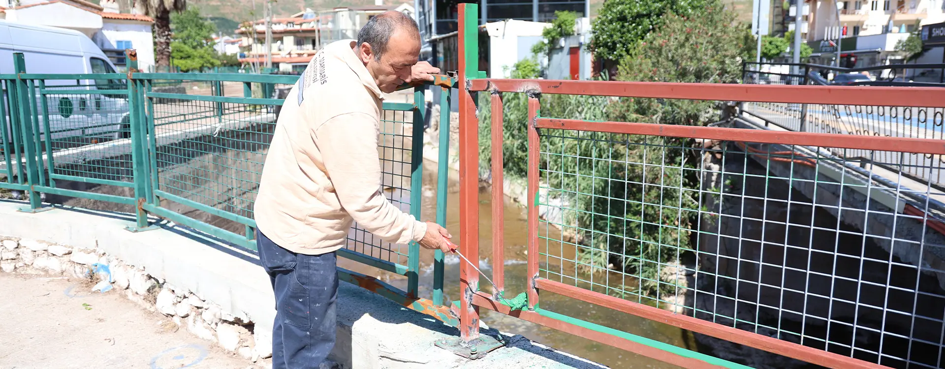 İÇMELER'DE KORKULUKLAR YENİLENİYOR