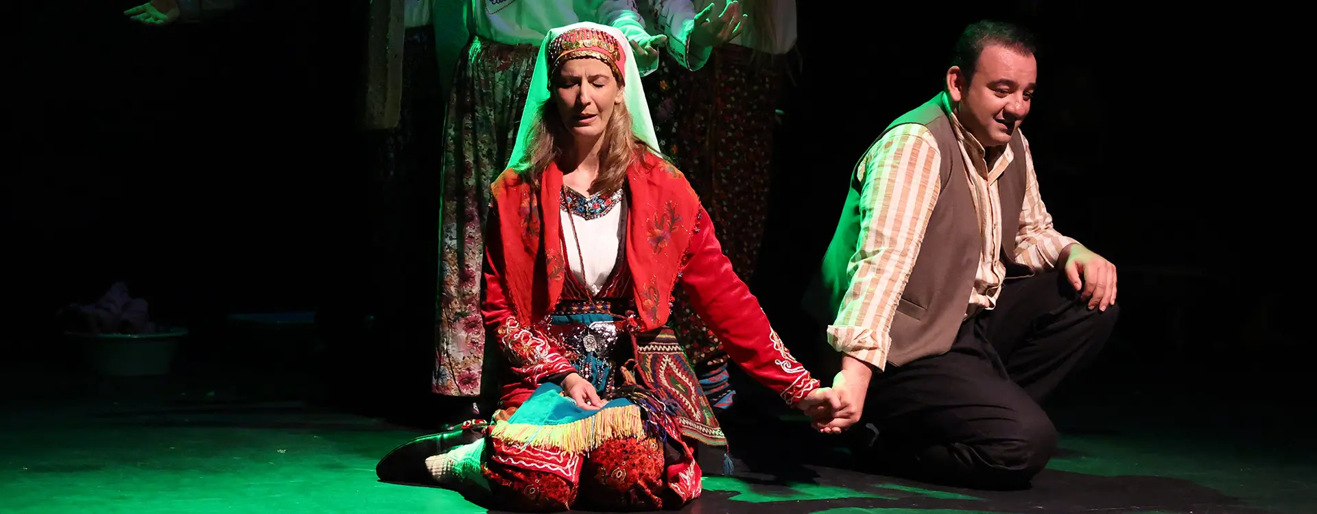SAHNEDE EMEK, SALONDA ALKIŞ